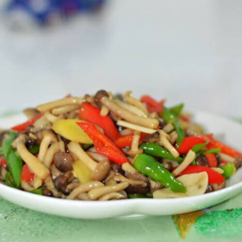 美味的双椒蟹味菇
