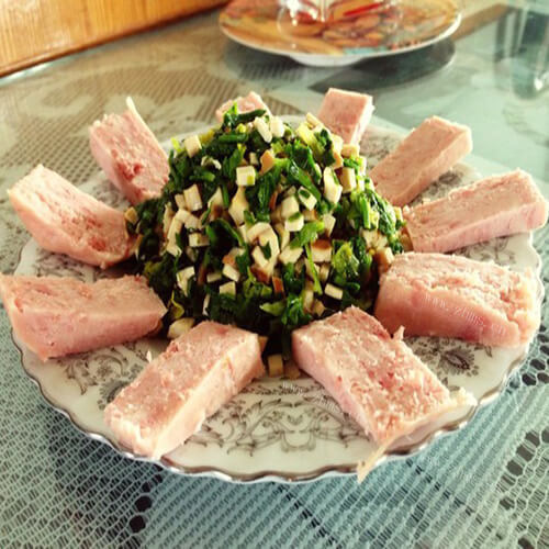 美味的凉拌午餐肉