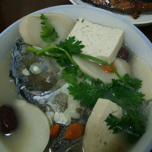 鲜美的香菜豆腐鱼头汤