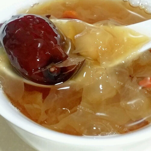 温暖的红枣银耳汤