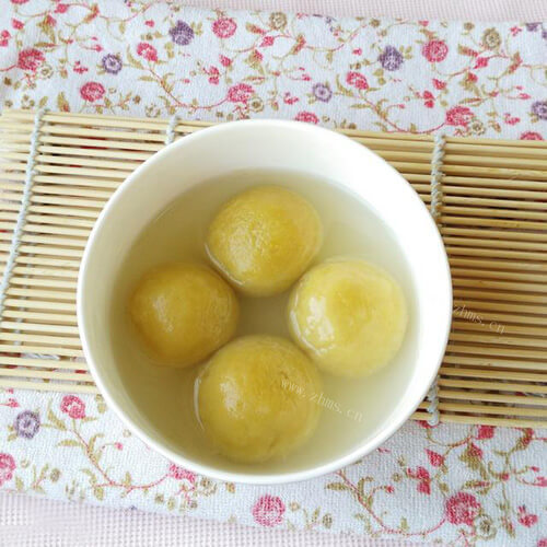 美味的红薯黑芝麻汤圆