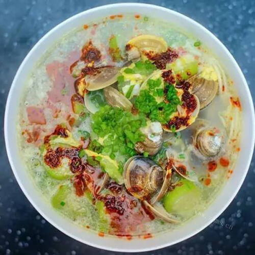 美味香辣蛤蜊蔬菜面