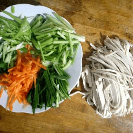 简单的凉拌豆皮做法图解2)