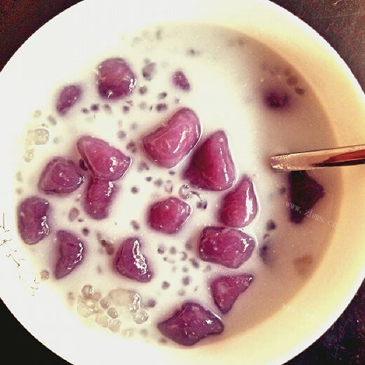 美味的杨梅芋圆西米露