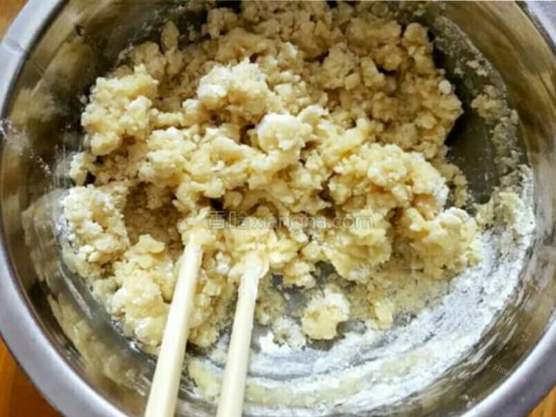 鲜美的蟹壳黄做法图解6)