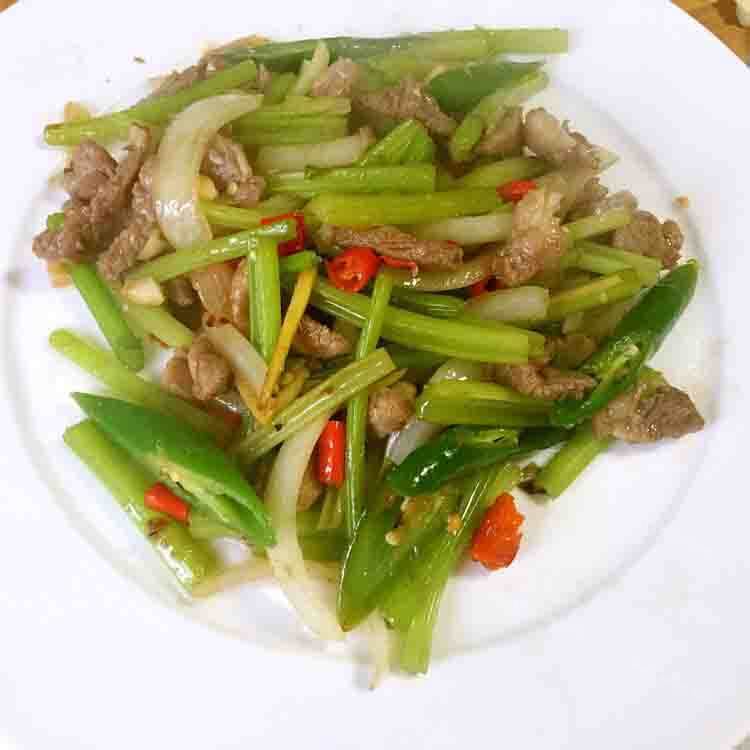 美味的西芹炒羊肉
