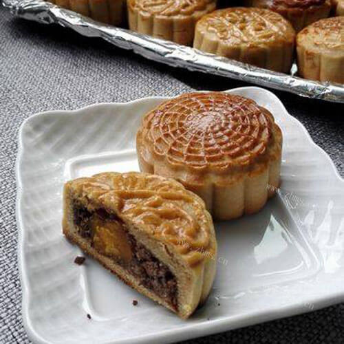 甜香酥软的蛋黄豆沙月饼