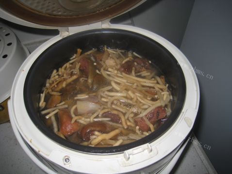 香喷喷的通草猪蹄汤做法图解1)