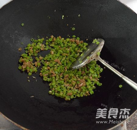香喷喷的肉末豆角面做法图解4)