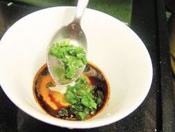 让你食欲十足的红油抄手做法图解4)