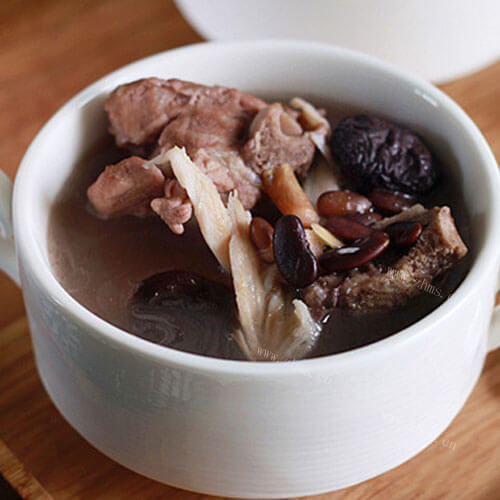 美味的莲藕黑豆排骨汤