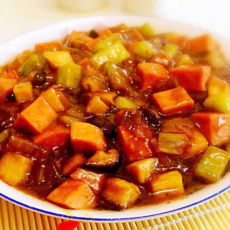 美味的杏鲍菇烩熏肠