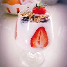 香甜的草莓酸奶造型杯
