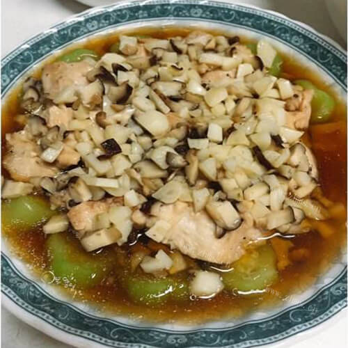 美味的蒜泥蒸鸡胸
