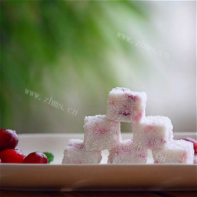 清凉的蔓越莓牛奶冰