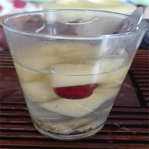 养生的菊花红枣水果茶