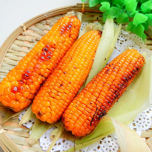 金黄的椒盐烤玉米