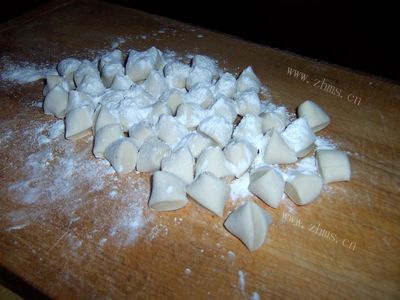 学做韭菜木耳肉饺子做法图解8)