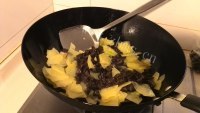 瘦身松蘑烧土豆片做法图解6)