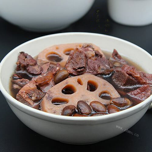 滋补莲藕黑豆排骨汤