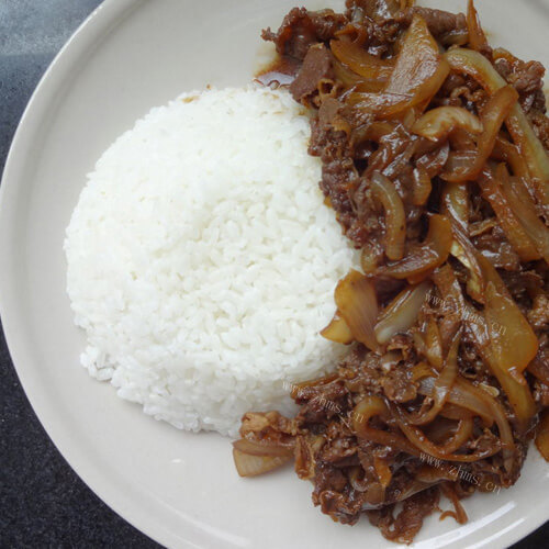 诱人的浇汁肥牛饭