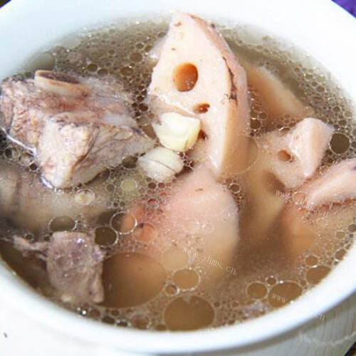 美味又养生的莲藕排骨花生汤