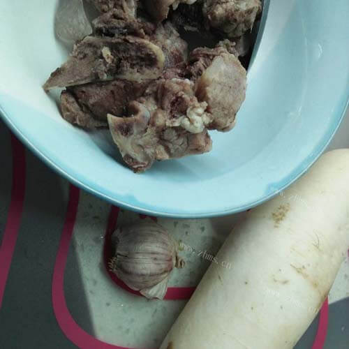 色香味俱全的萝卜排骨汤做法图解1)
