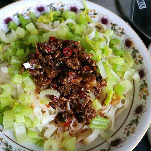 美味的卤牛肉酱拌面