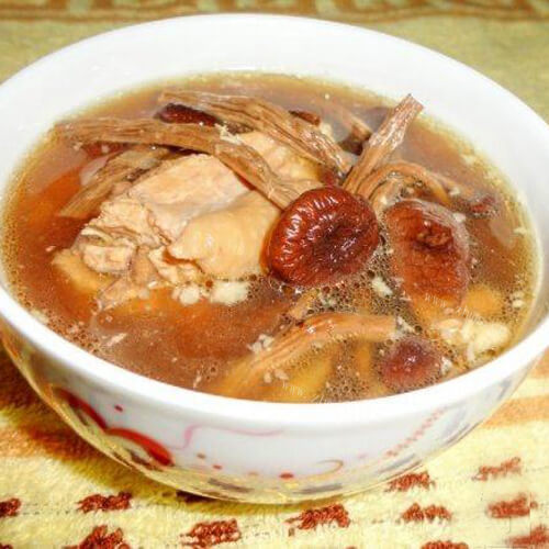 美味的茶树菇炖鸡汤