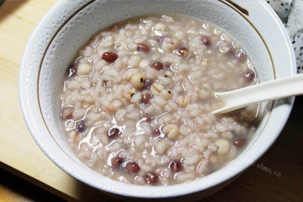 人间美味薏仁红豆粥做法图解3)