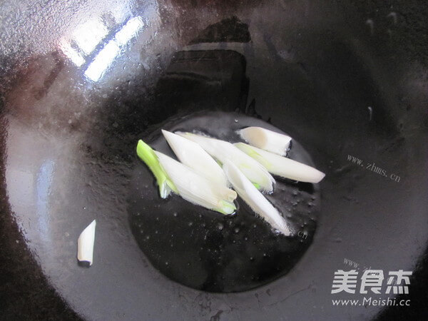 家常干炸肉炒木耳做法图解2)