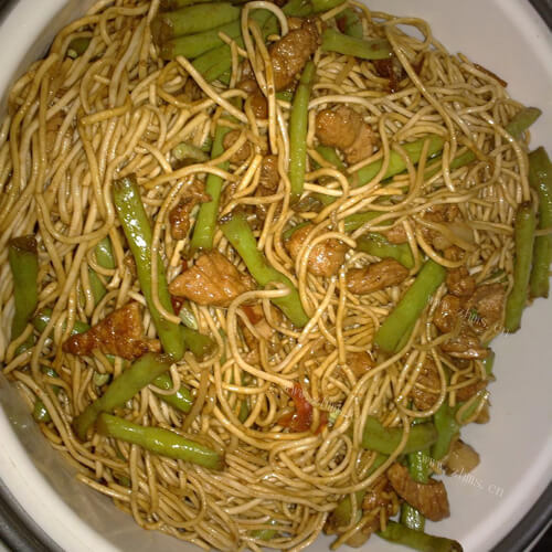 热腾腾的豆角蒸面条