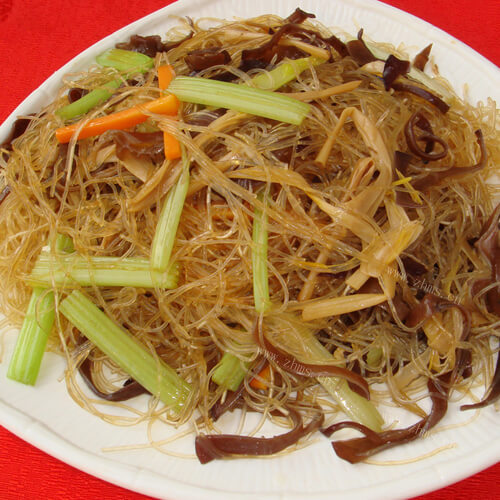 美味的鸡杂素锦炒粉丝