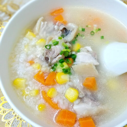 美味的鸡肉培根蔬菜粥