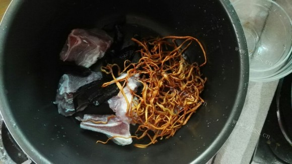 滋补的灵芝虫草花猪骨汤做法图解4)