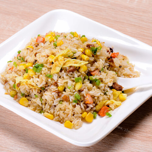 美味的西红柿菠菜炒饭