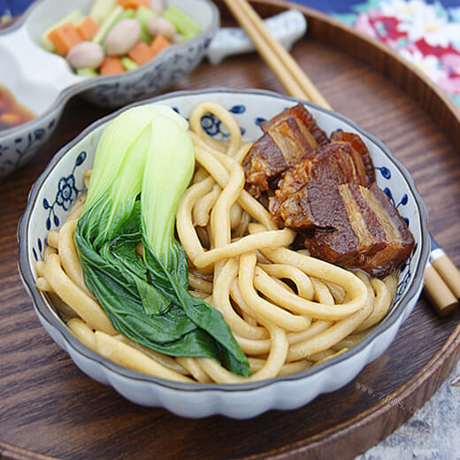 香辣的红烧肉手擀面