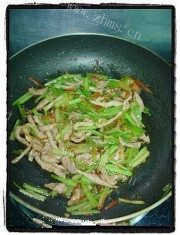 家常芹菜炒肉丝做法图解3)