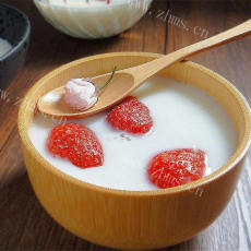美味草莓鲜奶冻