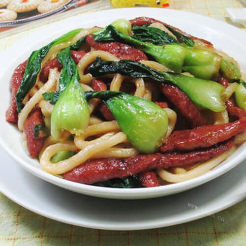 美味的青菜牛柳炒乌冬面