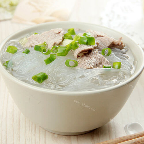 爽滑的牛肉粉丝汤