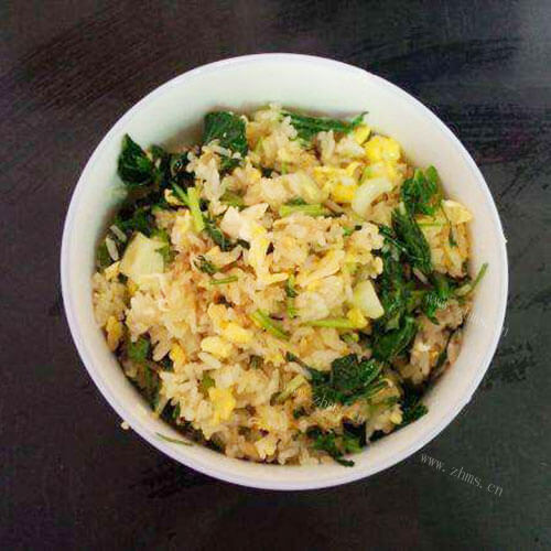 香脆的小白菜肉片炒饭