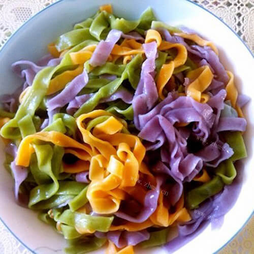 风趣的彩色面条