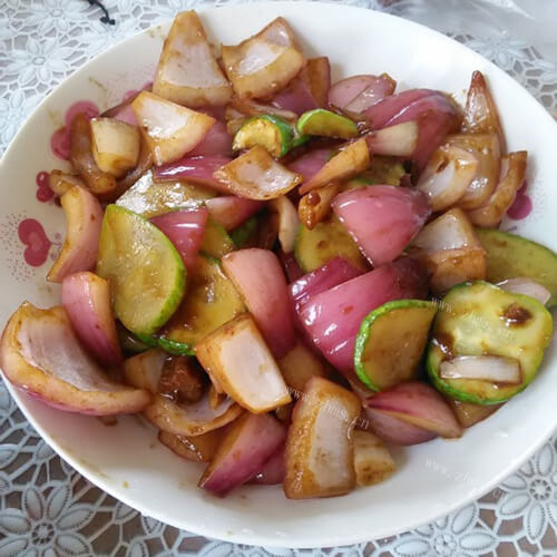 家常洋葱节瓜混炒