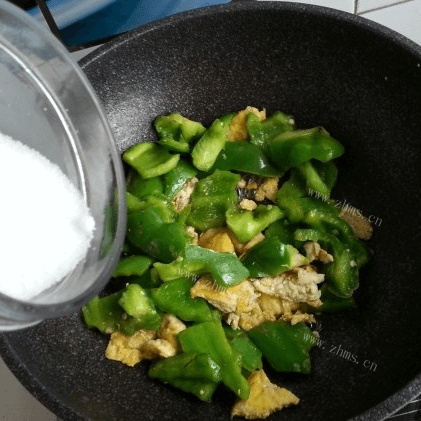 家常菜鸡蛋炒青椒做法图解7)