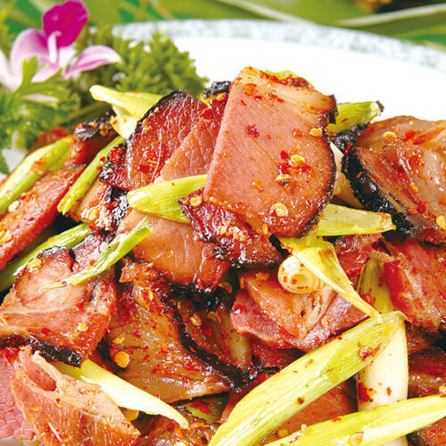 家常砂锅烧腊肉