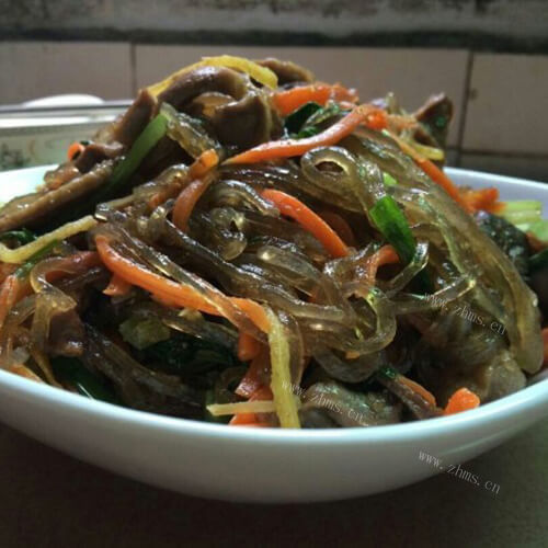 可口的鸡杂素锦炒粉丝