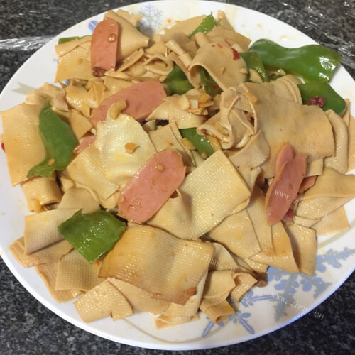 美味的千张爆炒鸡肉肠