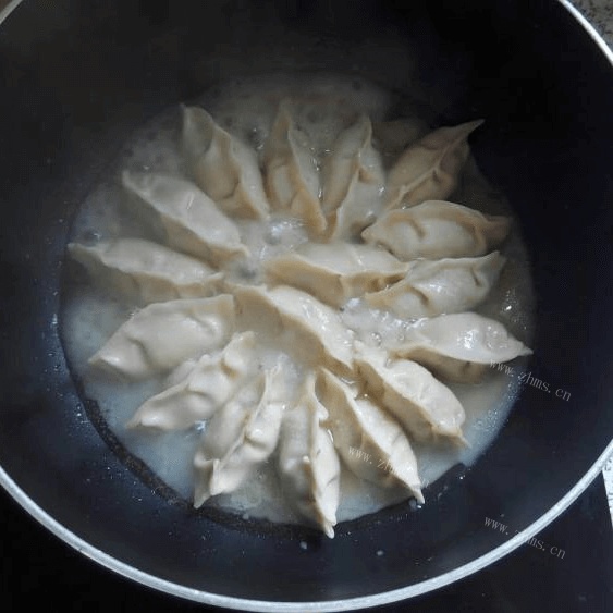美味的白菜猪肉锅贴做法图解12)