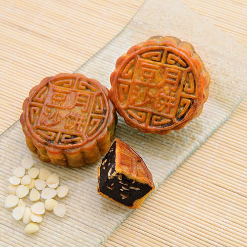 美味的豆沙果仁月饼